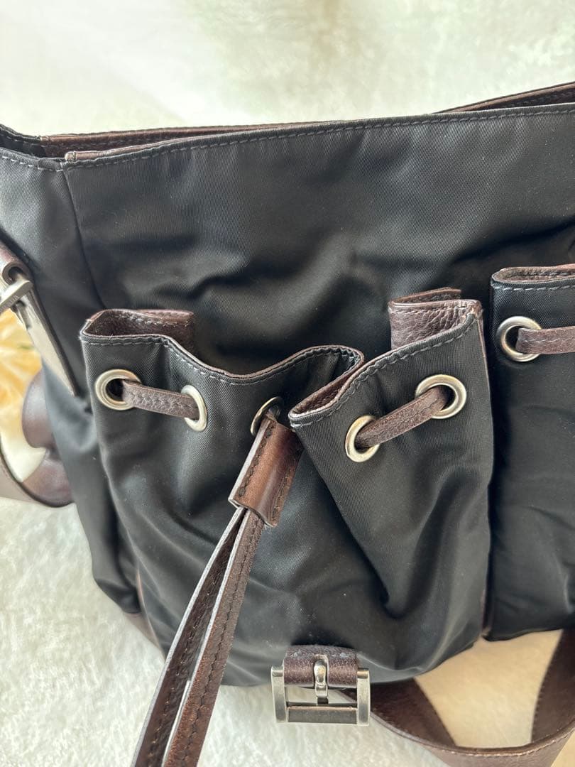 プラダ ショルダーバッグ メッセンジャーバッグ　大容量エンボスロゴ 鞄