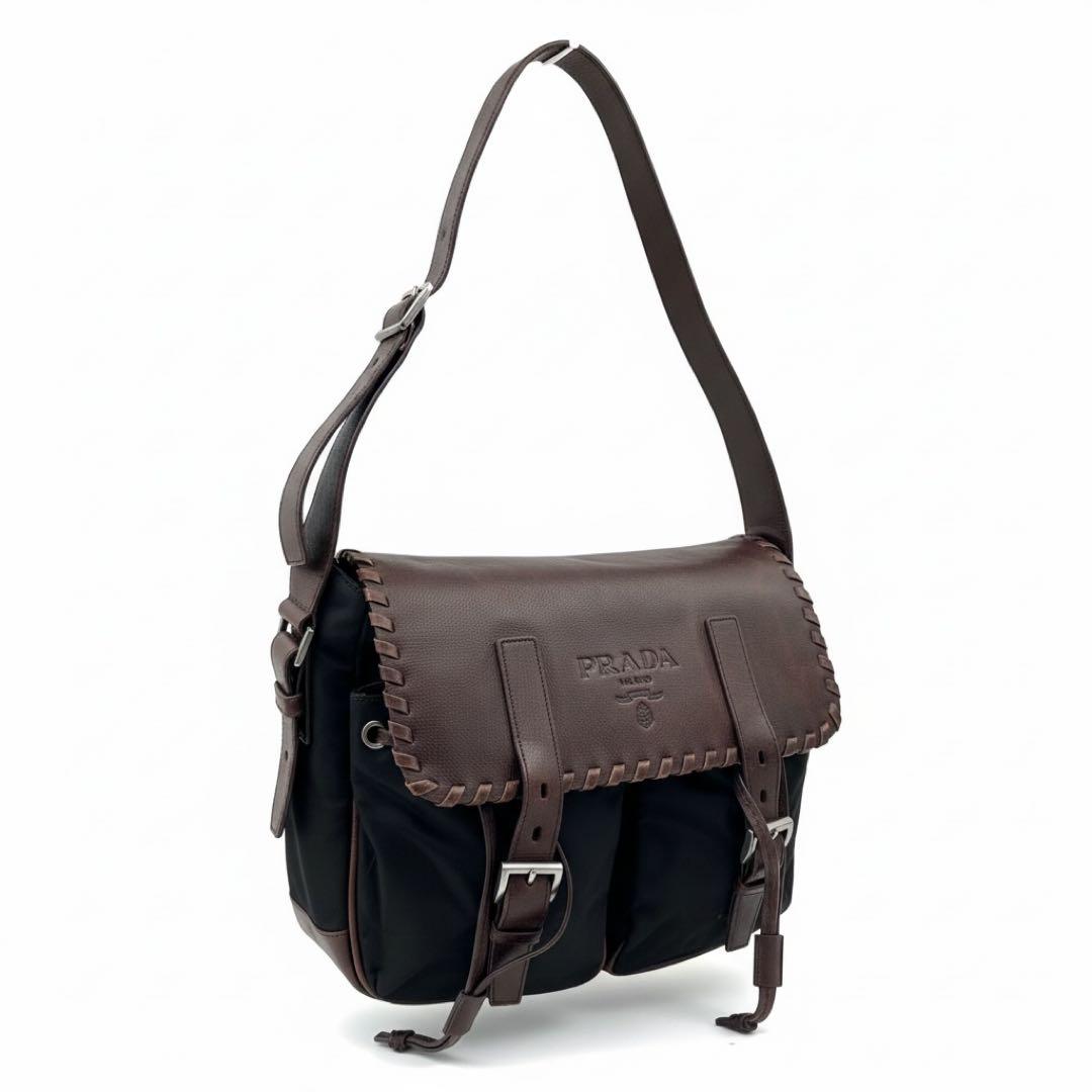 プラダ ショルダーバッグ メッセンジャーバッグ　大容量エンボスロゴ 鞄