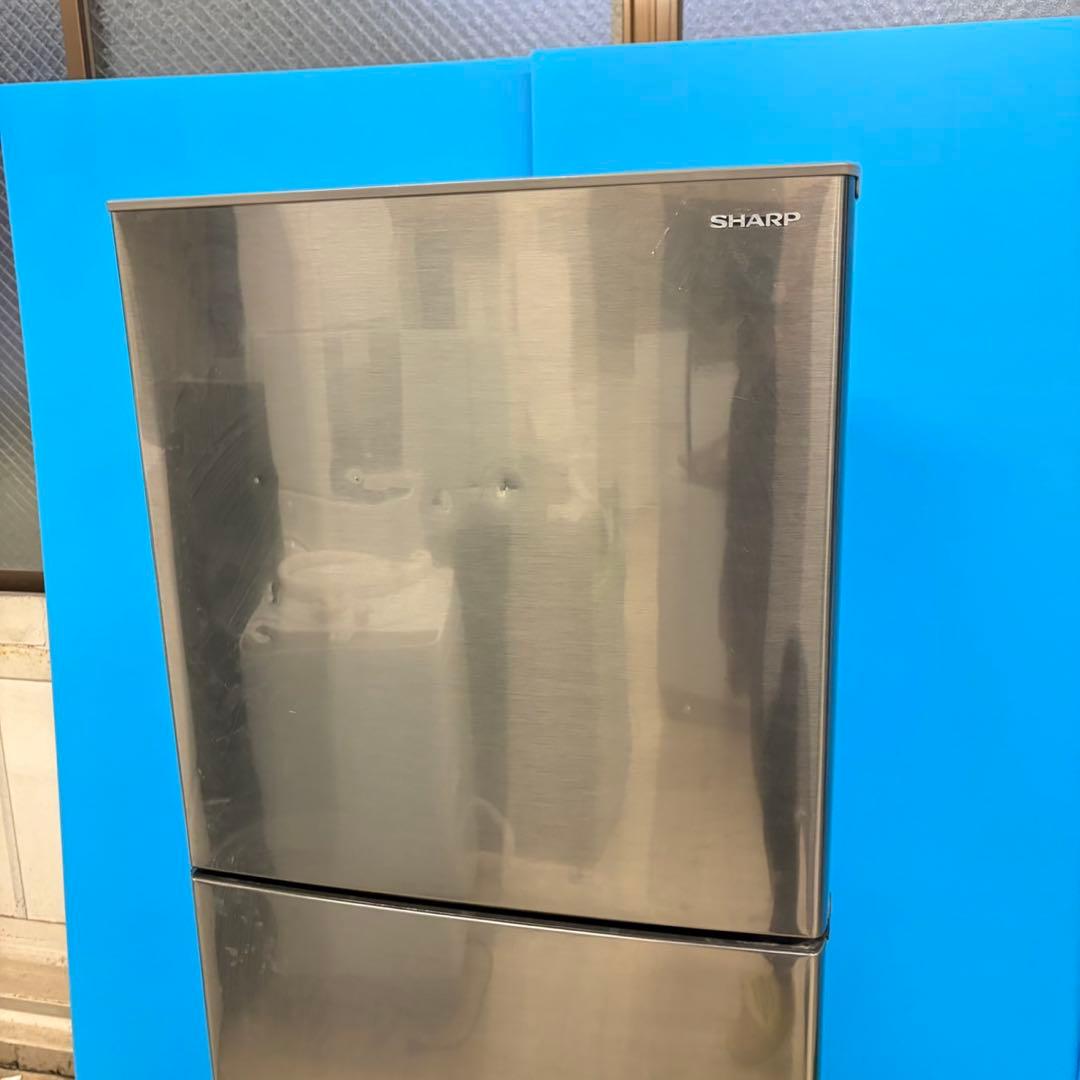 683 SHARP 中型冷蔵庫　小型　200L強　一人暮らし　右開き　レアカラー
