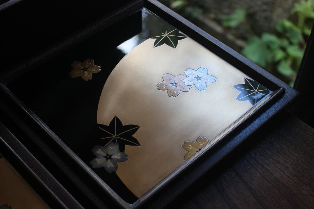 デッドストック！風情ある錆塗地に極上春秋蒔絵の映える輪島塗台付五段重（検重箱お重