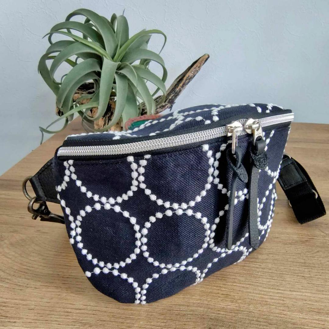 ミナペルホネン/tambourine タンバリンネイビー×白/ボディーバッグ黒