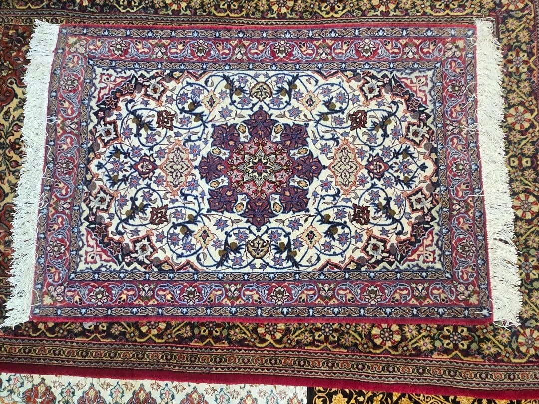 ペルシャ絨毯100%手織りシルクとコルクイスファハン産中型赤青102cm×71