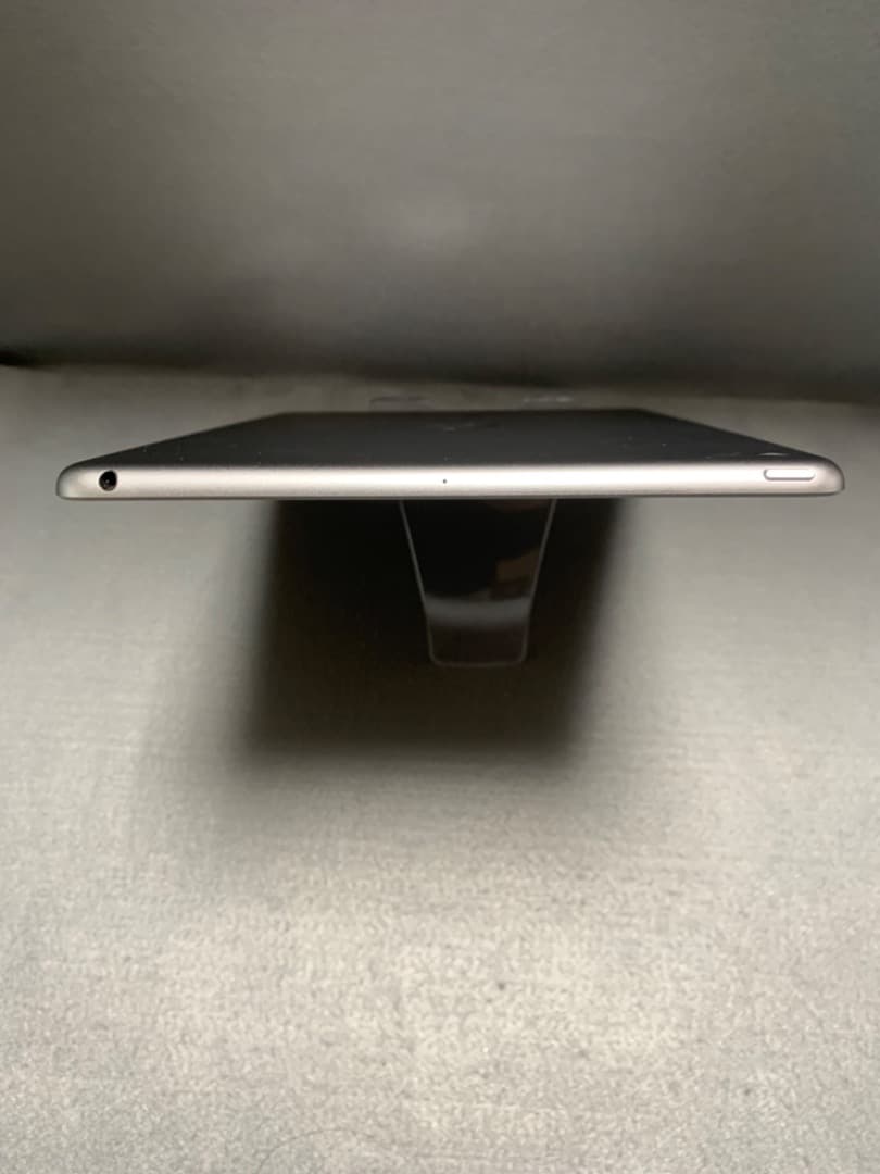 美品 国内版 WiFi版 iPad 第5世代 128GB スペースグレー色