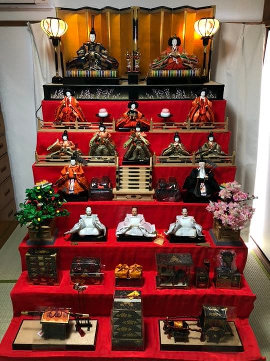 7段飾りの雛人形