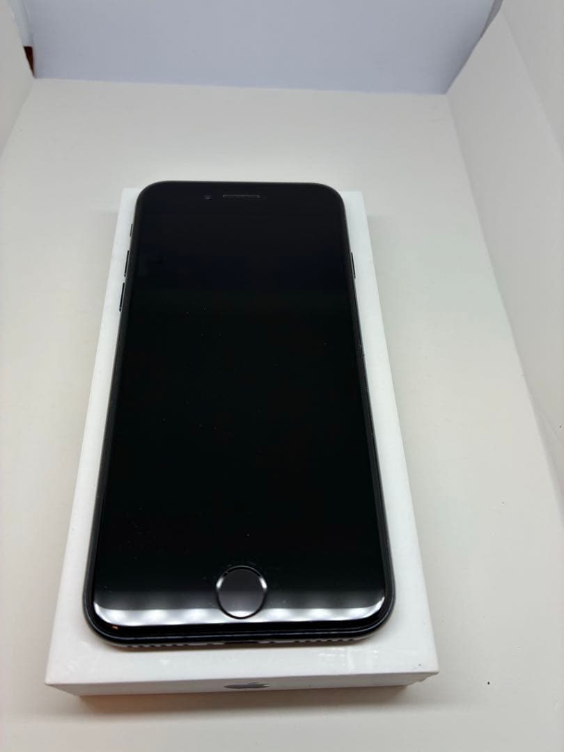 【超美品】　iPhoneSE3 64Gブラック　SIMフリー　新品バッテリー