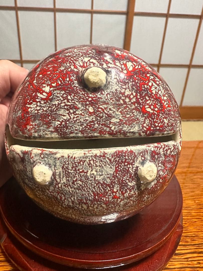 赤と白のひょうたん型陶器工芸品