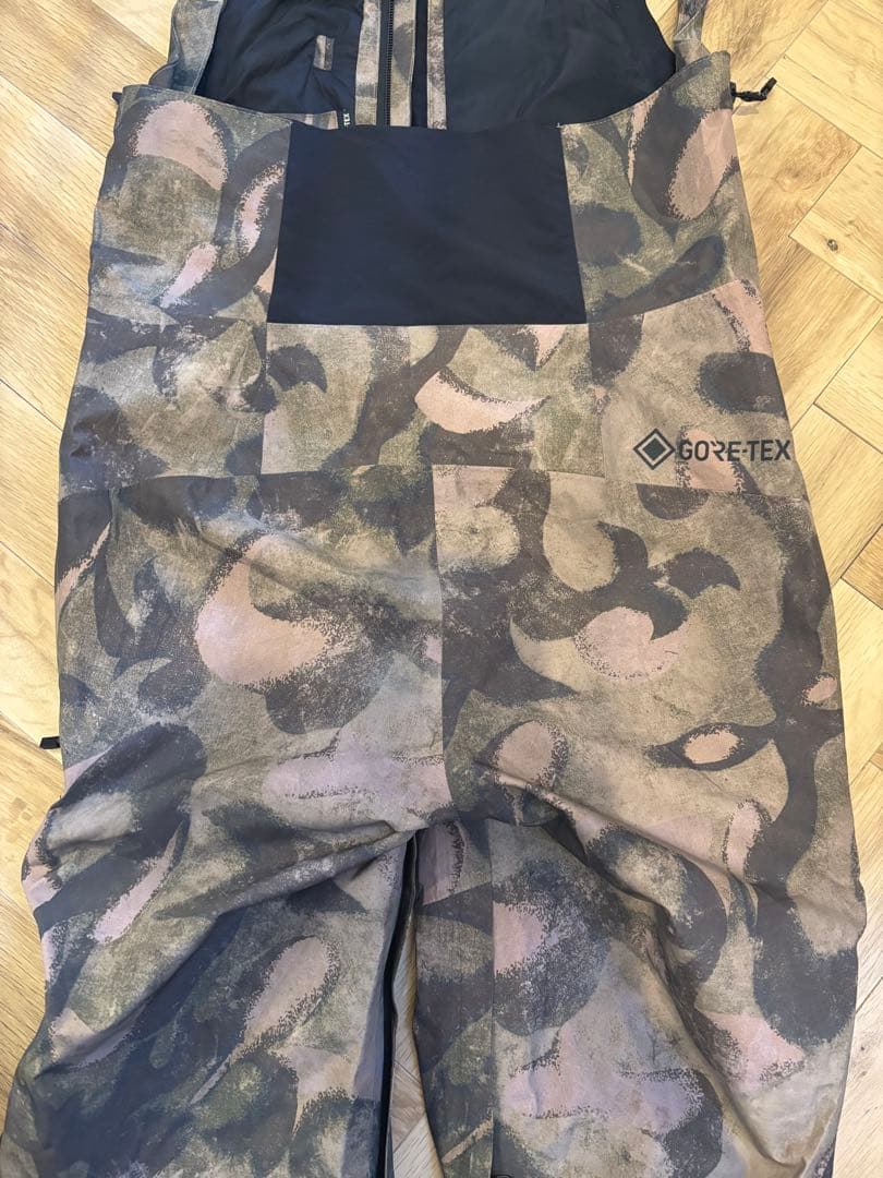 バートン　ak キミー　ビブパンツ　 ゴアテックス　レディース　XSサイズ 美品