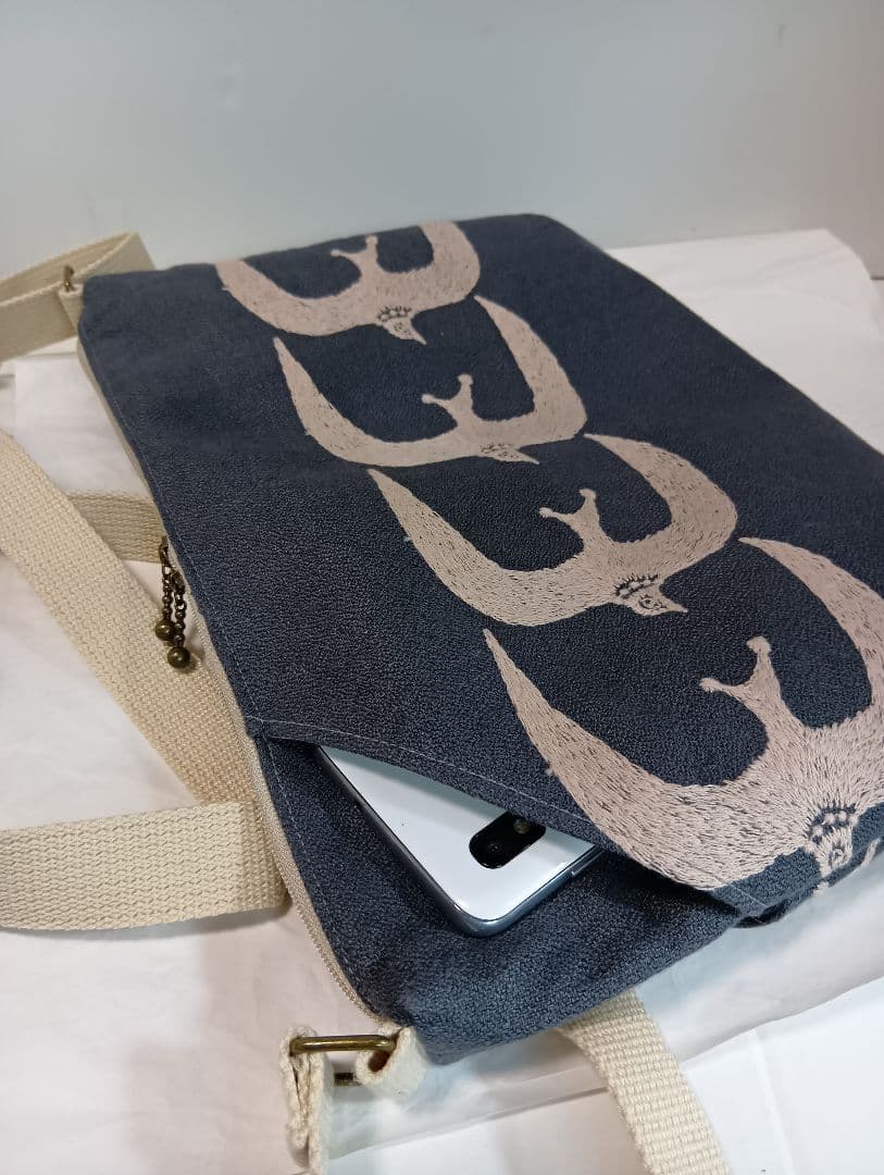 保温保冷ポケット付き♪ボディーバック　両面２ポケット付き♪ミナペルホネン　go!