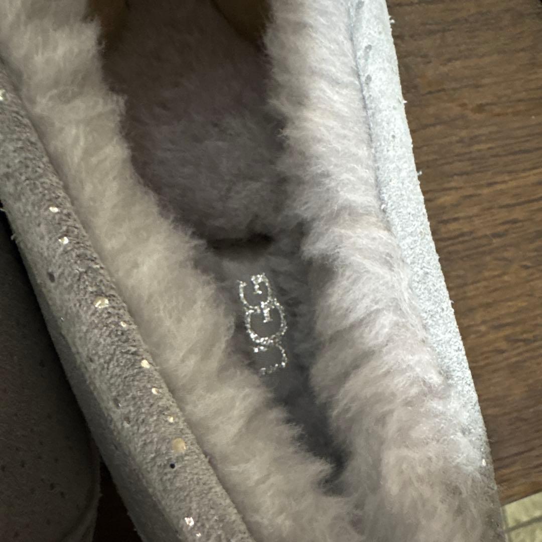 アグ　アンスレー　グレー　 スパンコール付き　内側もグレー　 新品未使用