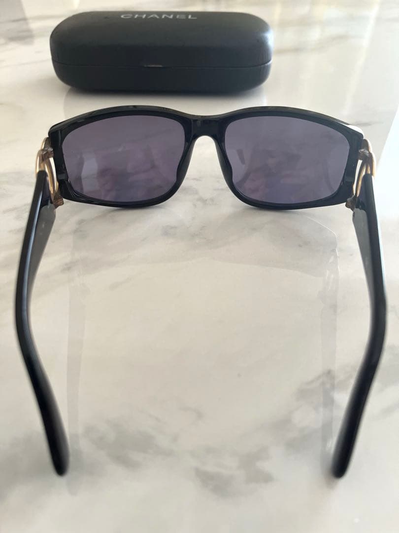 CHANEL ブラックサングラス ゴールドロゴ付き