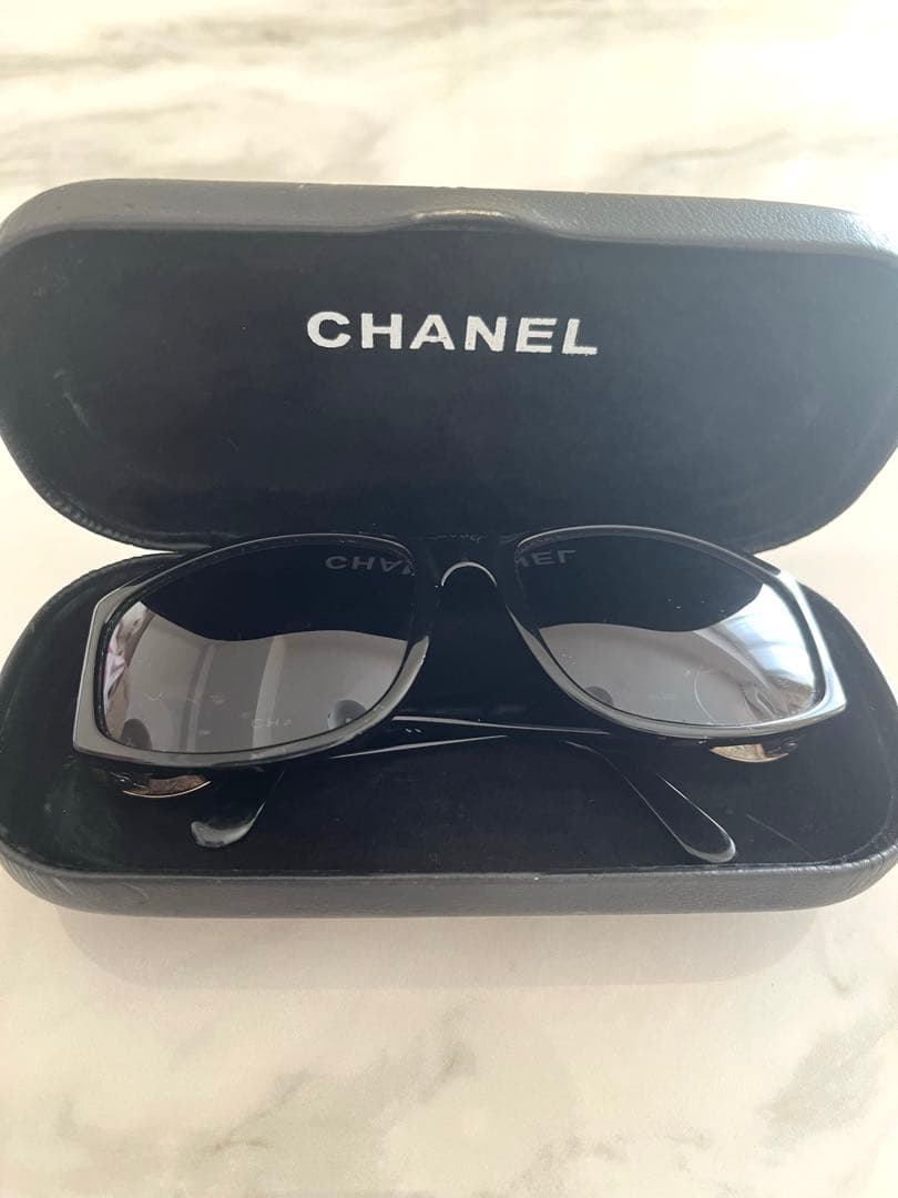 CHANEL ブラックサングラス ゴールドロゴ付き