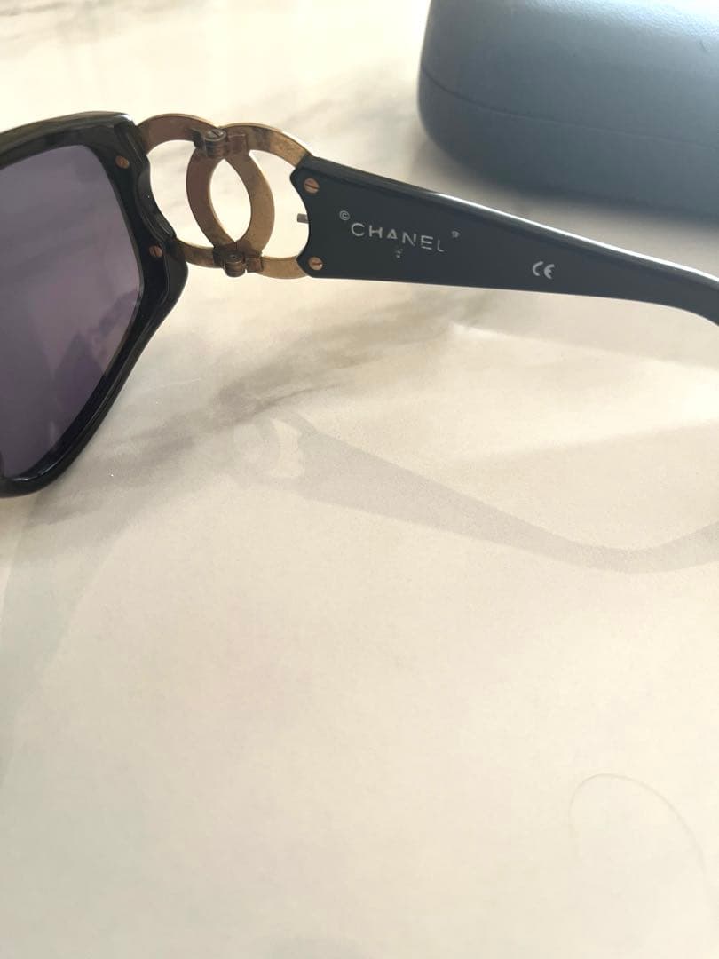 CHANEL ブラックサングラス ゴールドロゴ付き