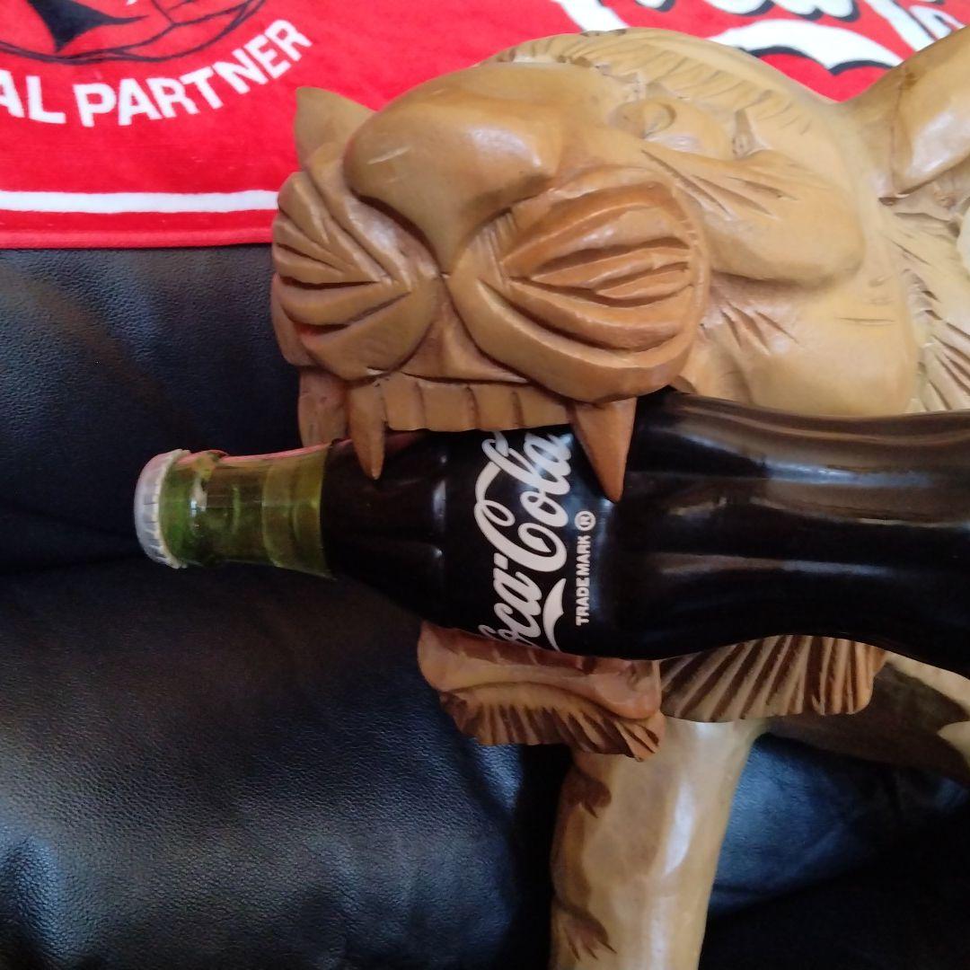 コカ・コーラを咥える虎の一刀彫