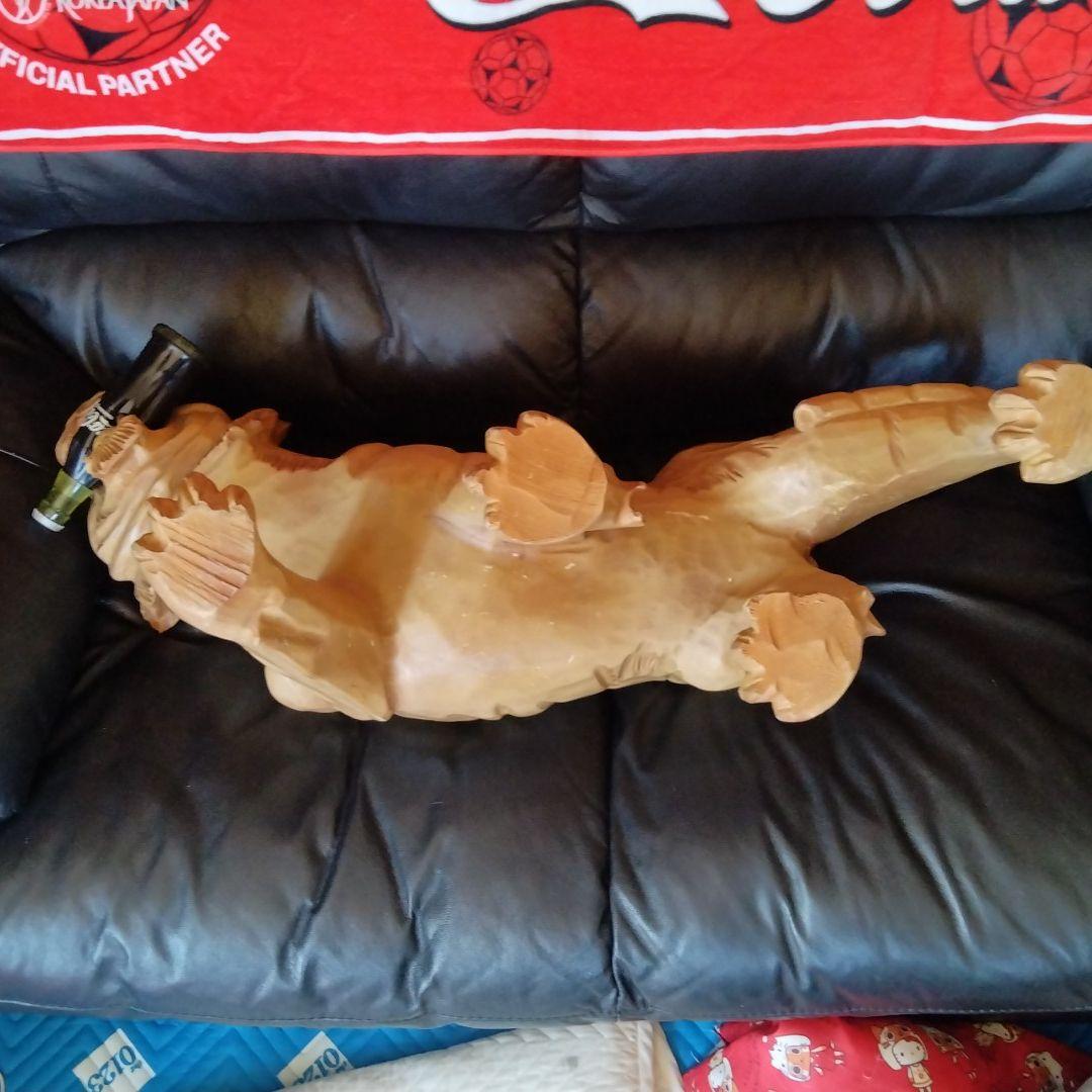 コカ・コーラを咥える虎の一刀彫