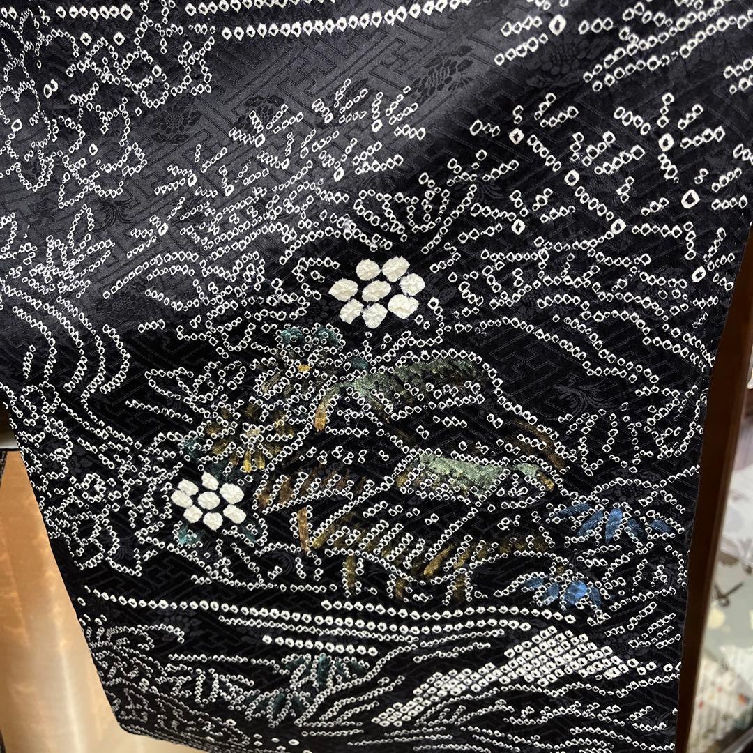 総絞り黒地 茶屋辻総柄の品格ある訪問着 紗綾形と菊蘭の地紋入り