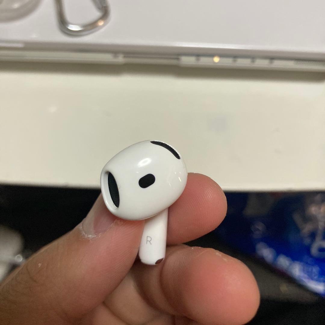 AirPods 4 ケース付き