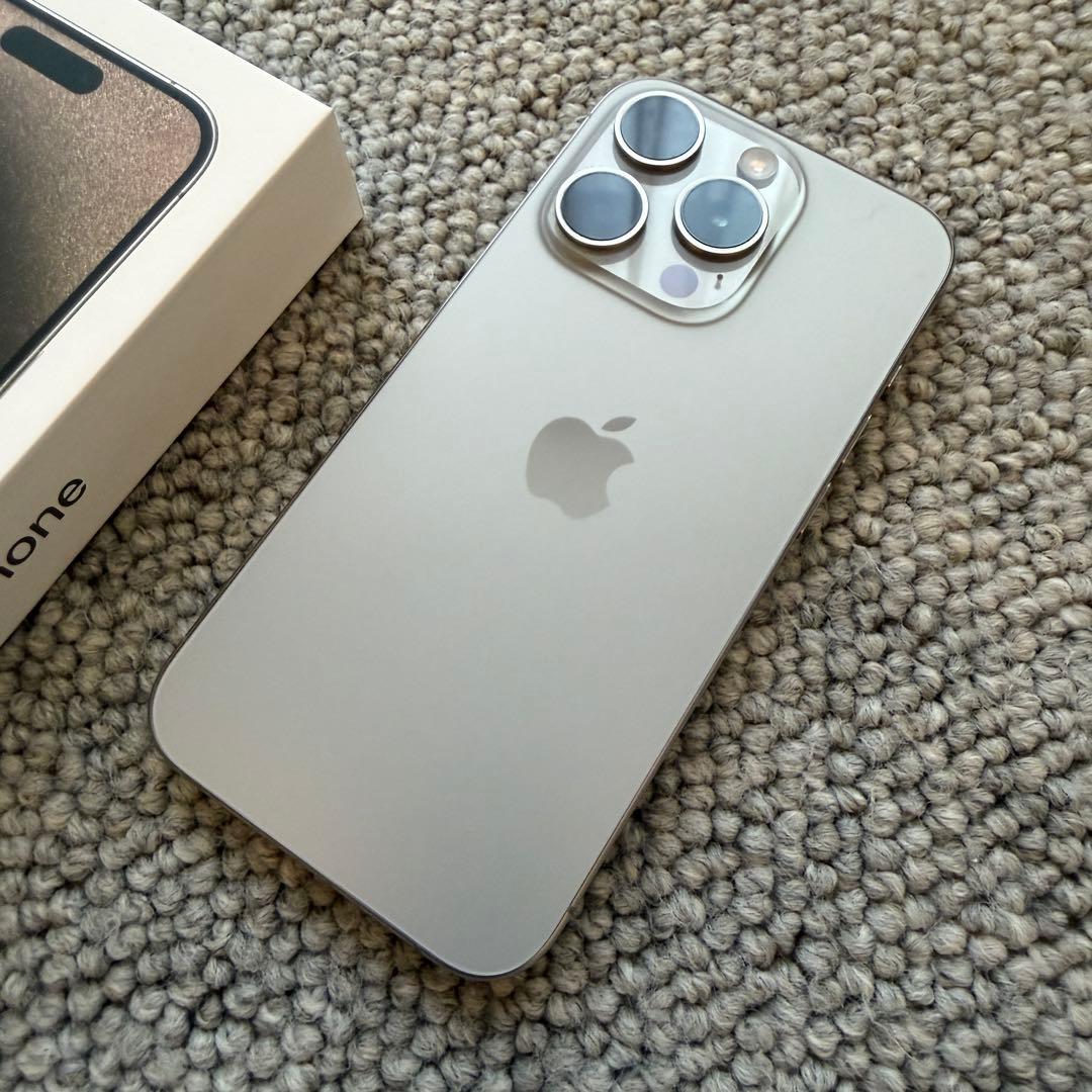 美品 iPhone15 pro 512GB チタニウム SIMフリー