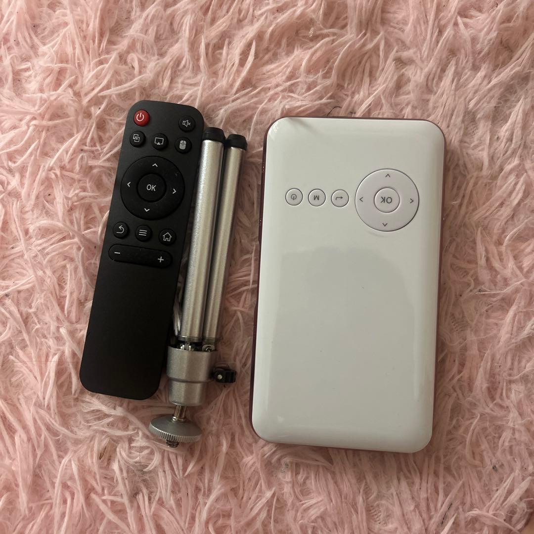 ホワイト/ピンク プロジェクター本体　かべにー