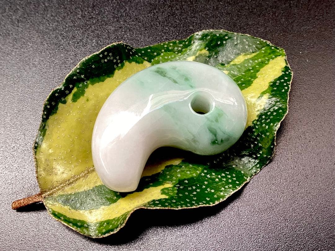 ✳摩訶不思議パワー　天然翡翠 淡いラベンダー色　糸魚川翡翠勾玉　本物を鑑別書付‼️