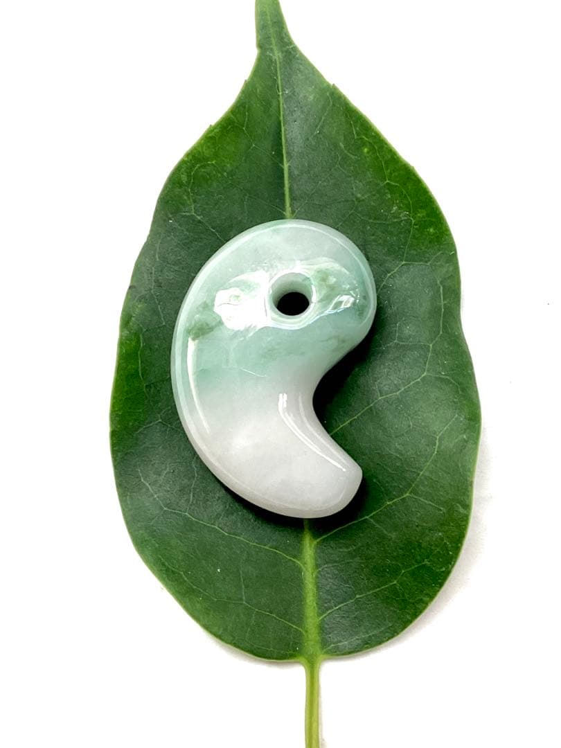 ✳摩訶不思議パワー　天然翡翠 淡いラベンダー色　糸魚川翡翠勾玉　本物を鑑別書付‼️