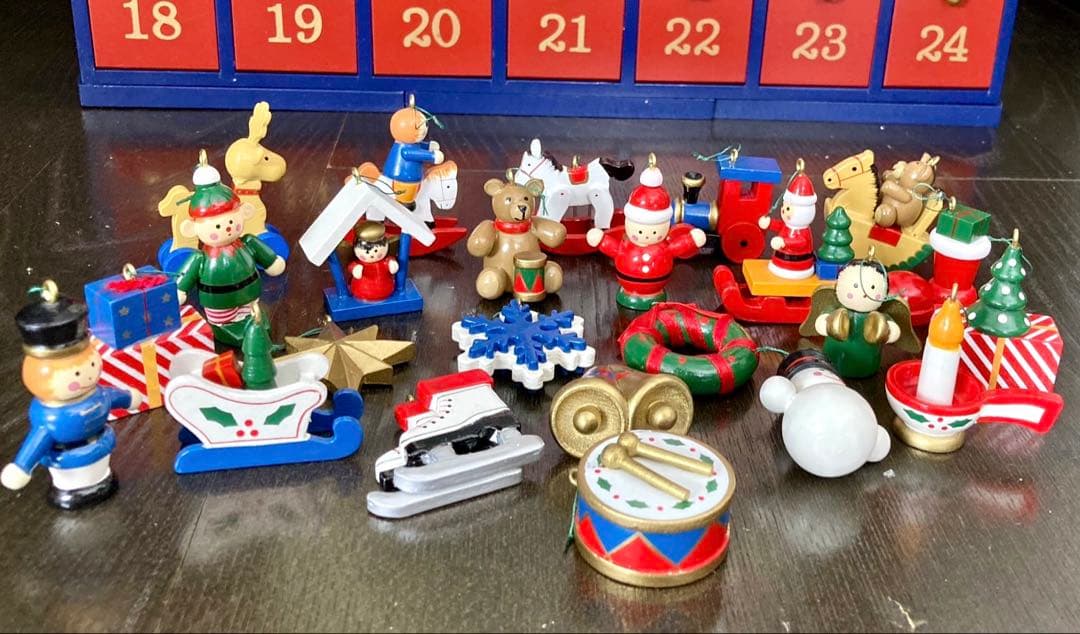 木製　アドベントカレンダー　ハウス型　オーナメント　24個