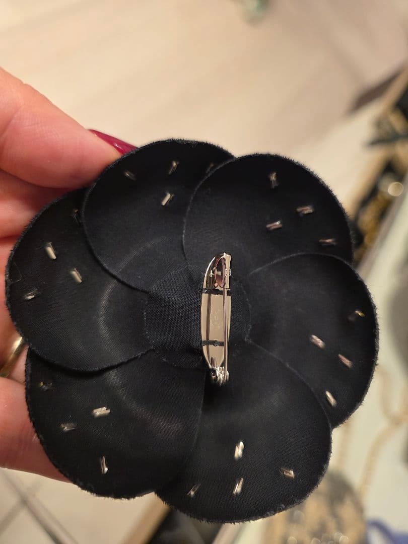 新品未使用CHANEL ブラック CCマークたっぷりカメリアブローチ