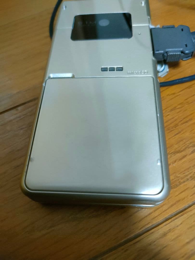 docomo P-01E シャインゴールド 本体　充電ケーブルつき