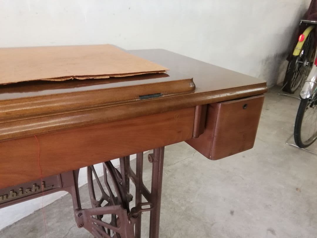 足踏みミシン/MITSUBISHI　　 テーブルその他の木製の部分は新品同様、