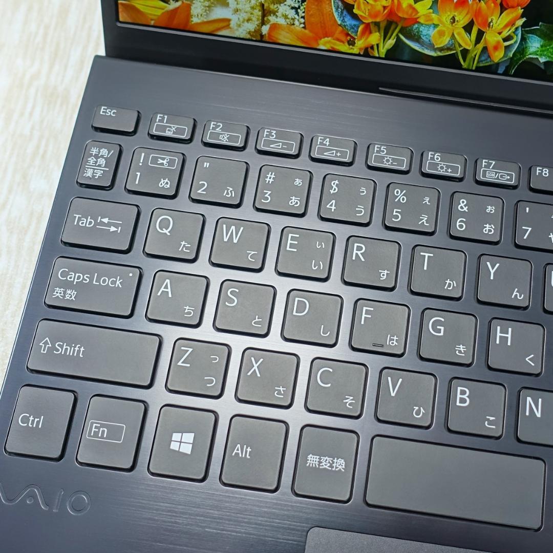 高年式の小型軽量モバイル✨第１０世代コアｉ５に超高速ＳＳＤ＆１６Ｇメモリ✨日本製