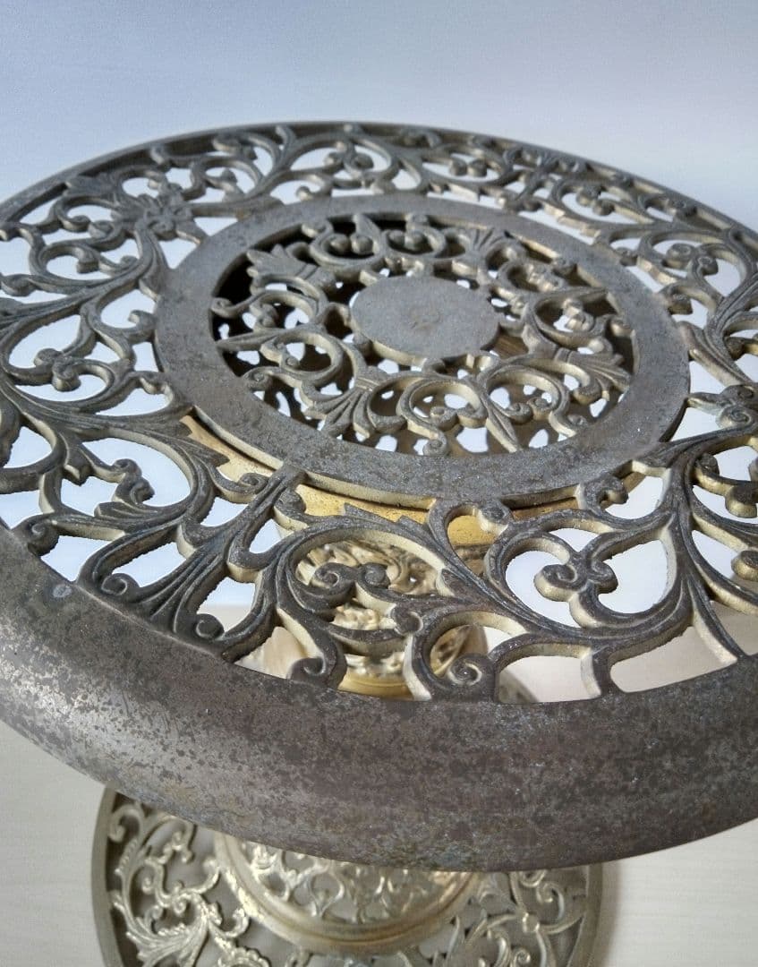 ヴィンテージ装飾の真鍮製　透かし彫り　サイドテーブル　プラントスタンド