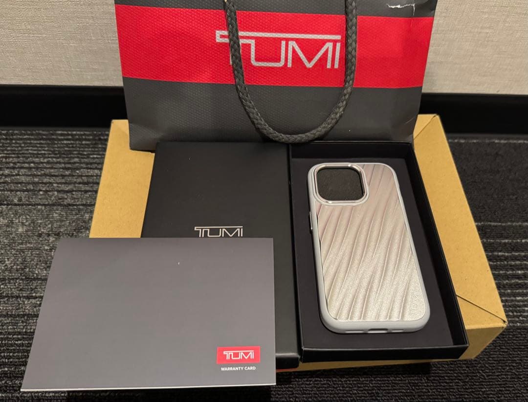 TUMI iPhoneケース シルバー ストライプ