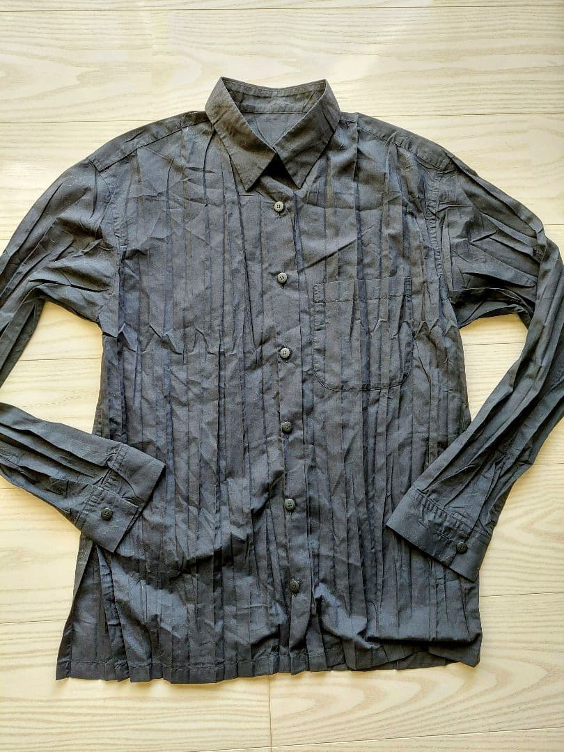 イッセイミヤケ プリーツのシャツ　ISSEY MIYAKE 黒地