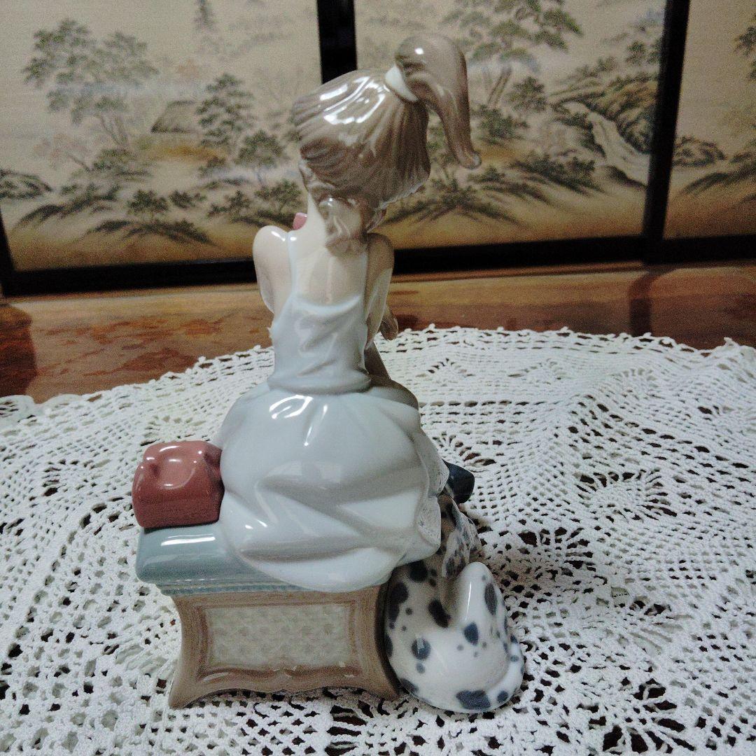 リヤドロ陶器製女性 電話と犬付き
