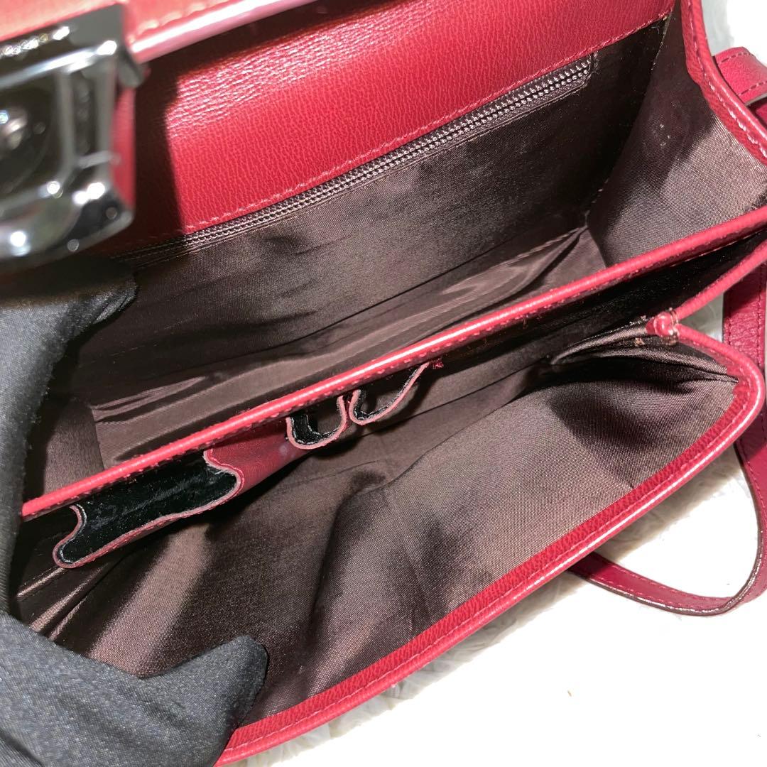 美品　フェラガモ　カメラバッグ　レッド　シルバー金具　ロゴ刻印　ショルダーバッグ