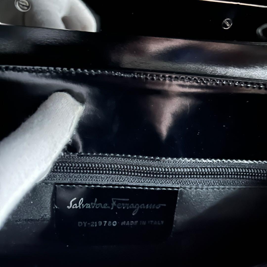 Salvatore Ferragamoエナメルバッグミラー付き ブラック 美品