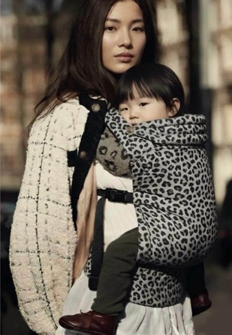 レオパード柄の抱っこ紐。エルゴノミック設計で、M字姿勢にも対応しています。