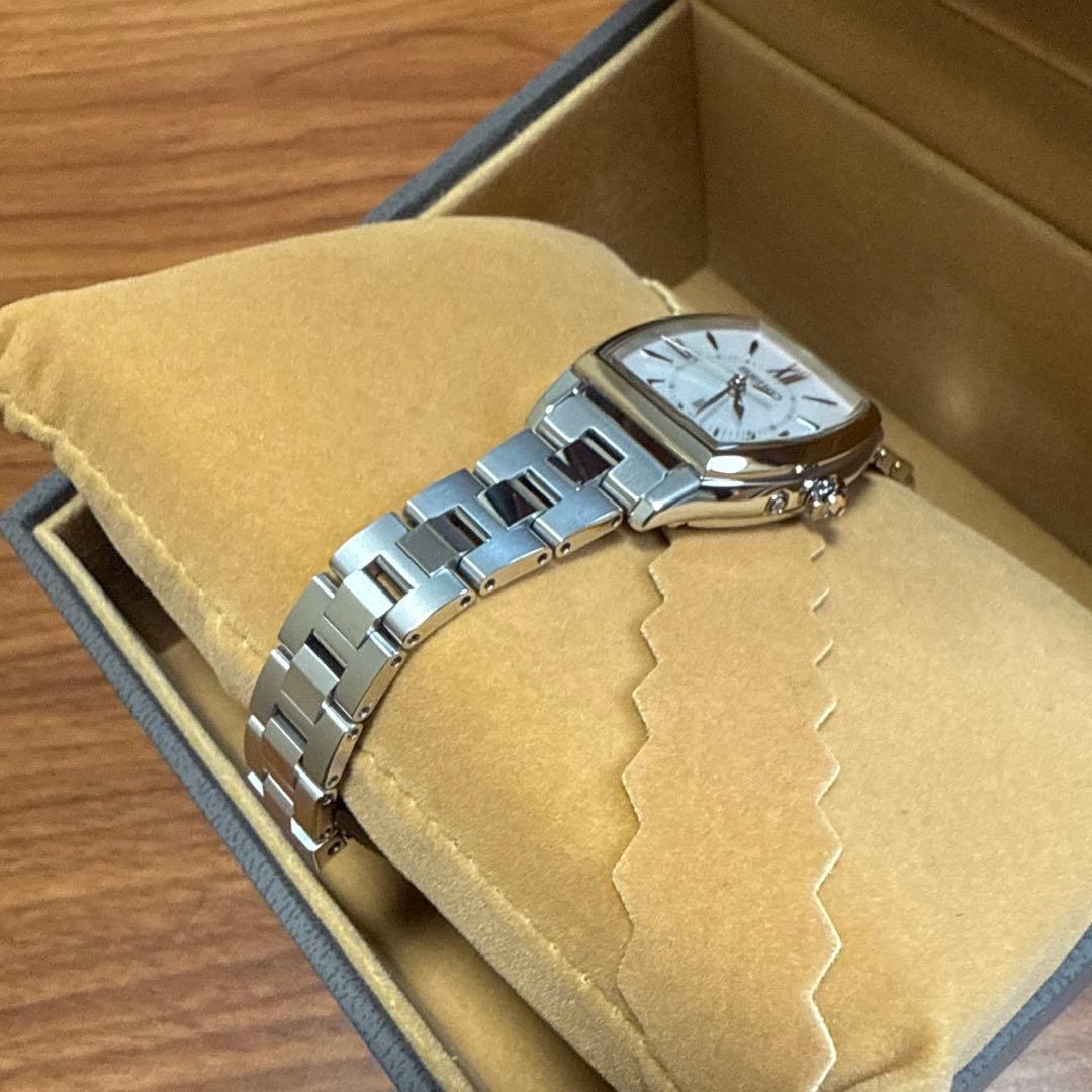 美品 セイコー ルキア SSQW076 電波ソーラー トノー型 白蝶貝 グロウ