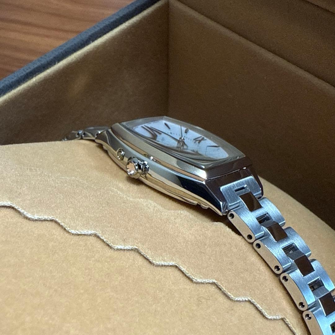 美品 セイコー ルキア SSQW076 電波ソーラー トノー型 白蝶貝 グロウ