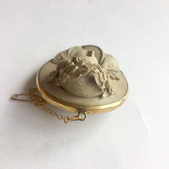 ラーバ　カメオ アンティーク ブローチ