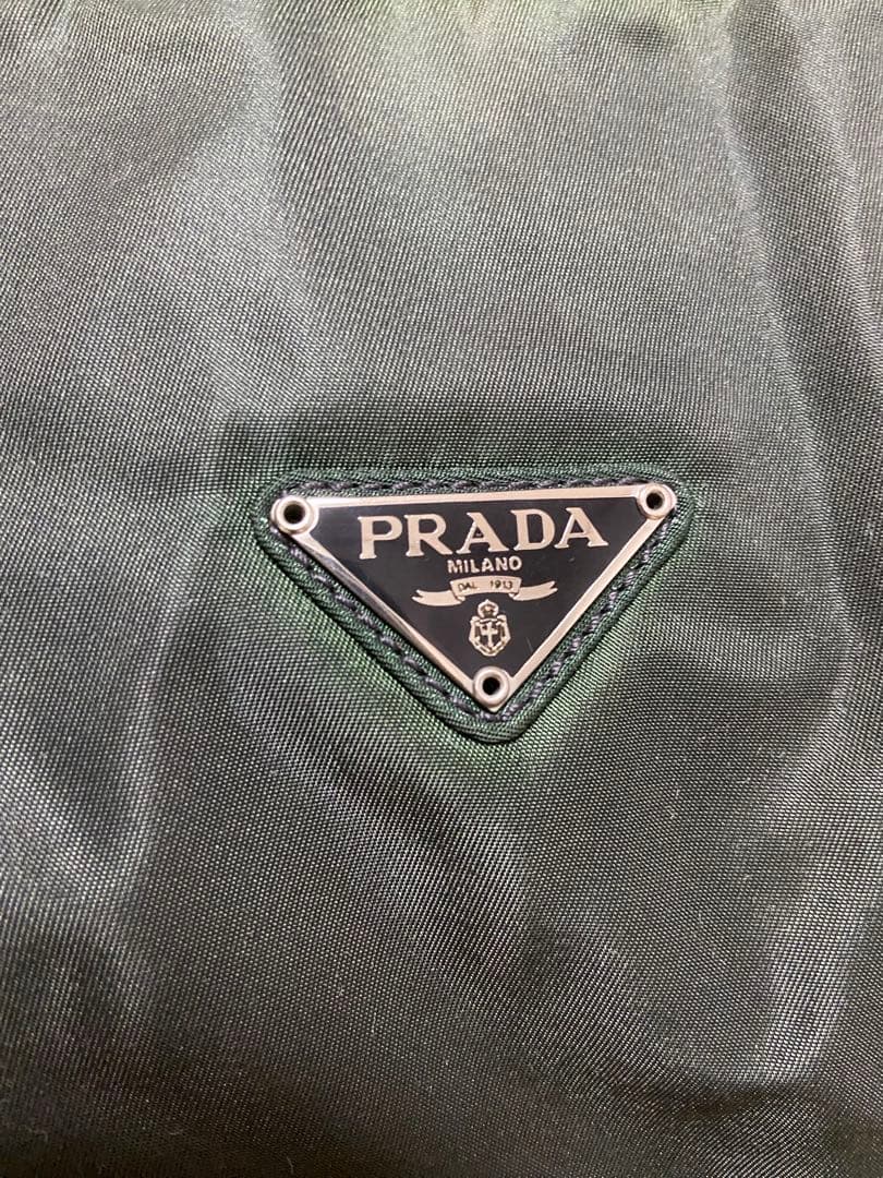 プラダ　シルバーチェーンバッグ