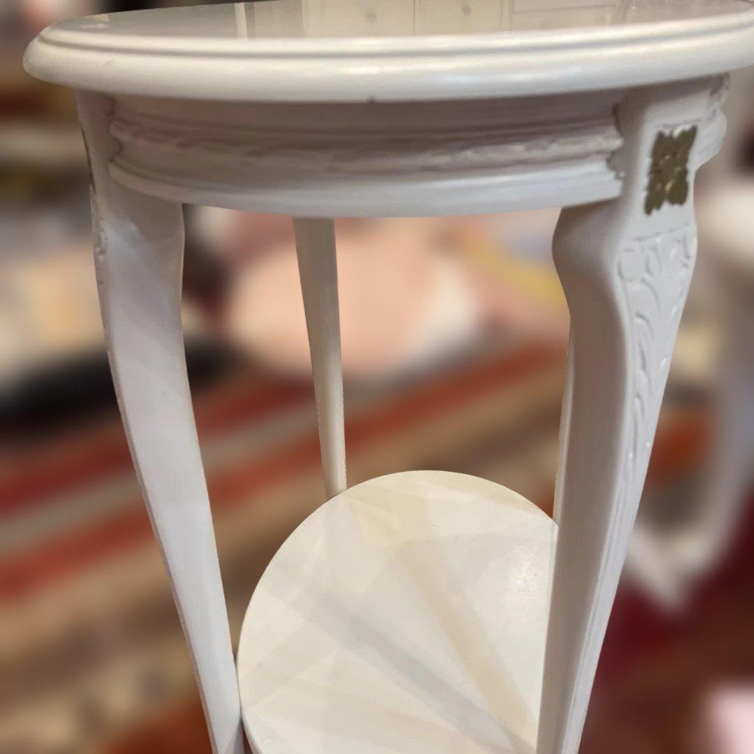 ロココ様式ゴールドの装飾アンティーク楕円形サイドテーブル下段棚付クリームホワイト