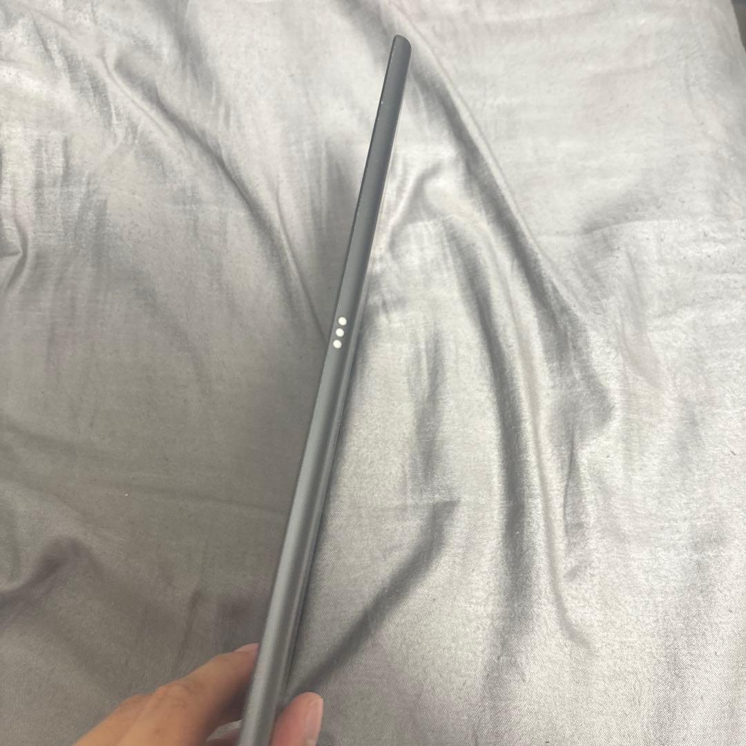 J*D様 Apple iPad グレー ひび割れあり