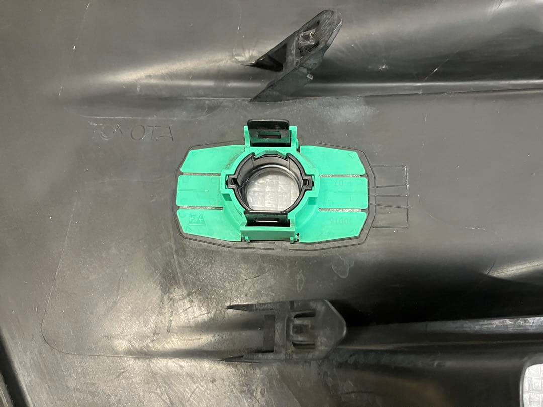 ♦︎トヨタ　ヴォクシー80後期フォグランプガバー★左右★ブラック★