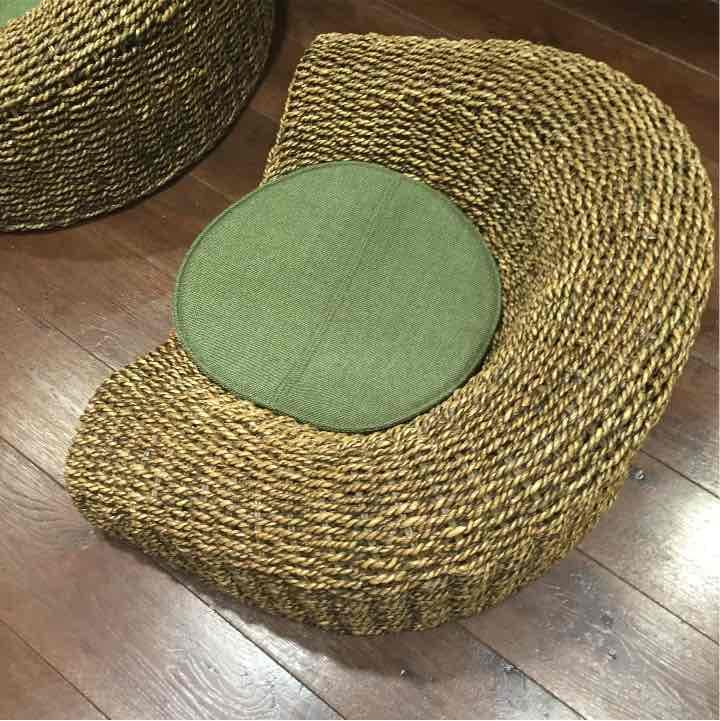 オシャレな藤の座イス2つ。インテリアに。