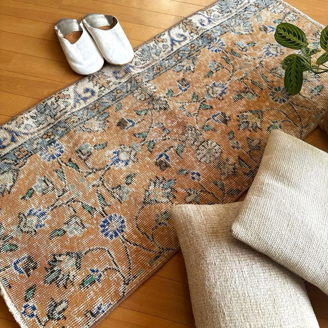 56×120ペールオレンジ　青い花　ボタニカル　トルコヴィンテージラグ