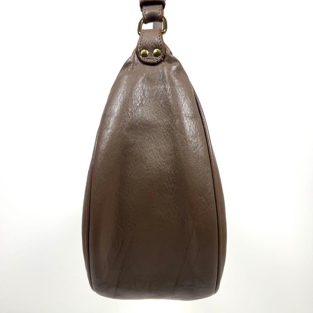 イルビゾンテ　ショルダーバッグ　三日月　幅広タイプ！　ロゴ型押し　本革　未使用級