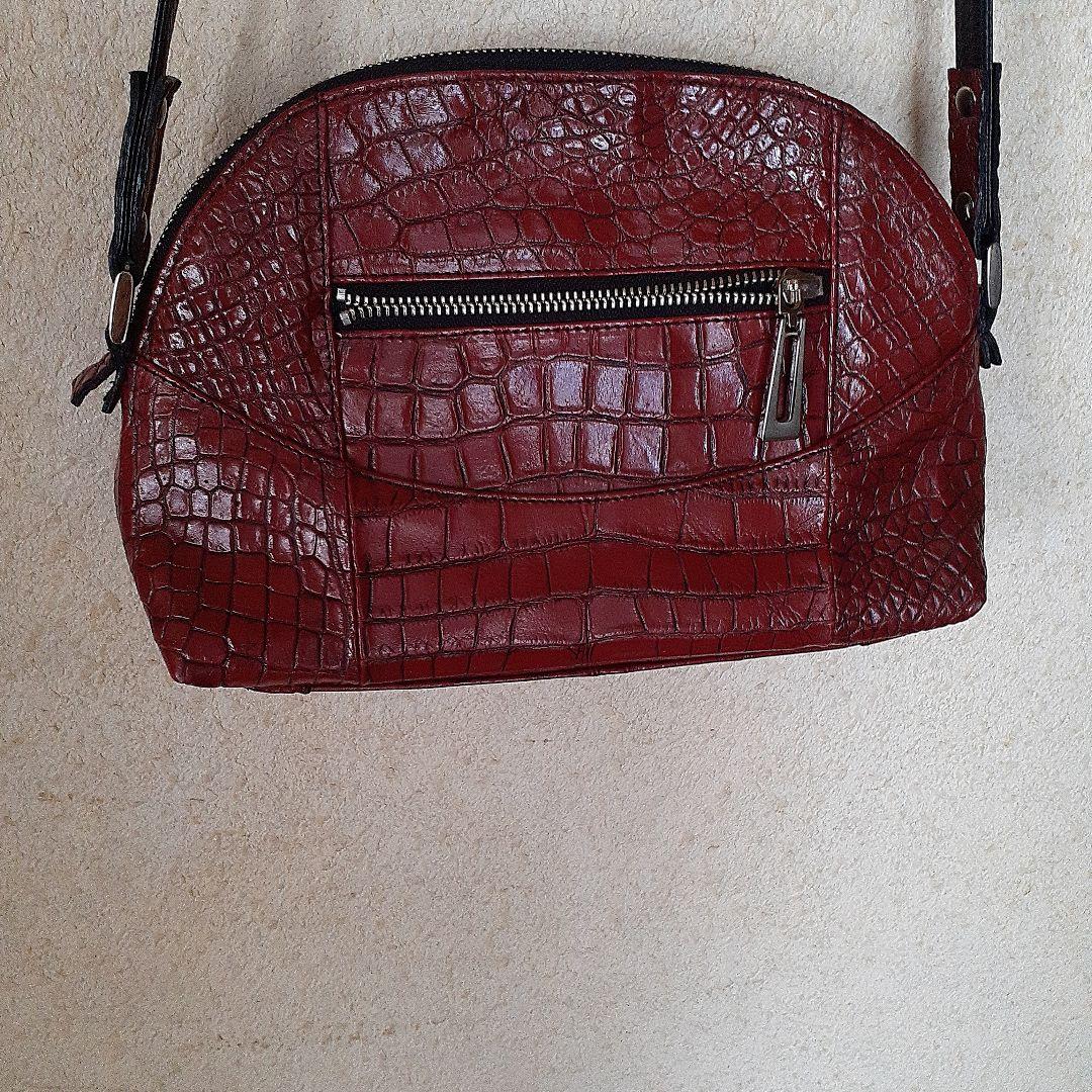 赤いクロコダイル風ショルダーバッグ