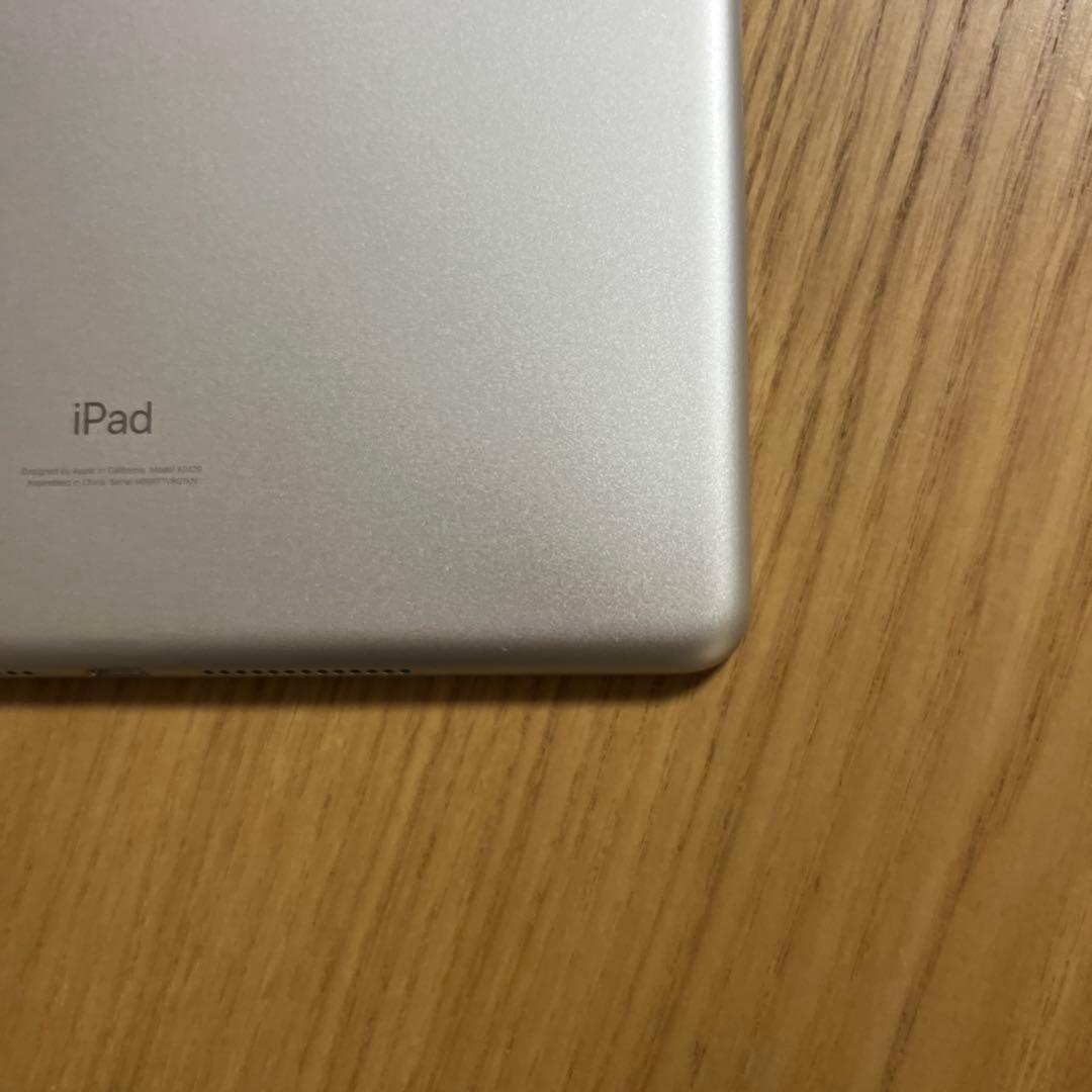 Apple iPad 第8世代　シルバー 本体