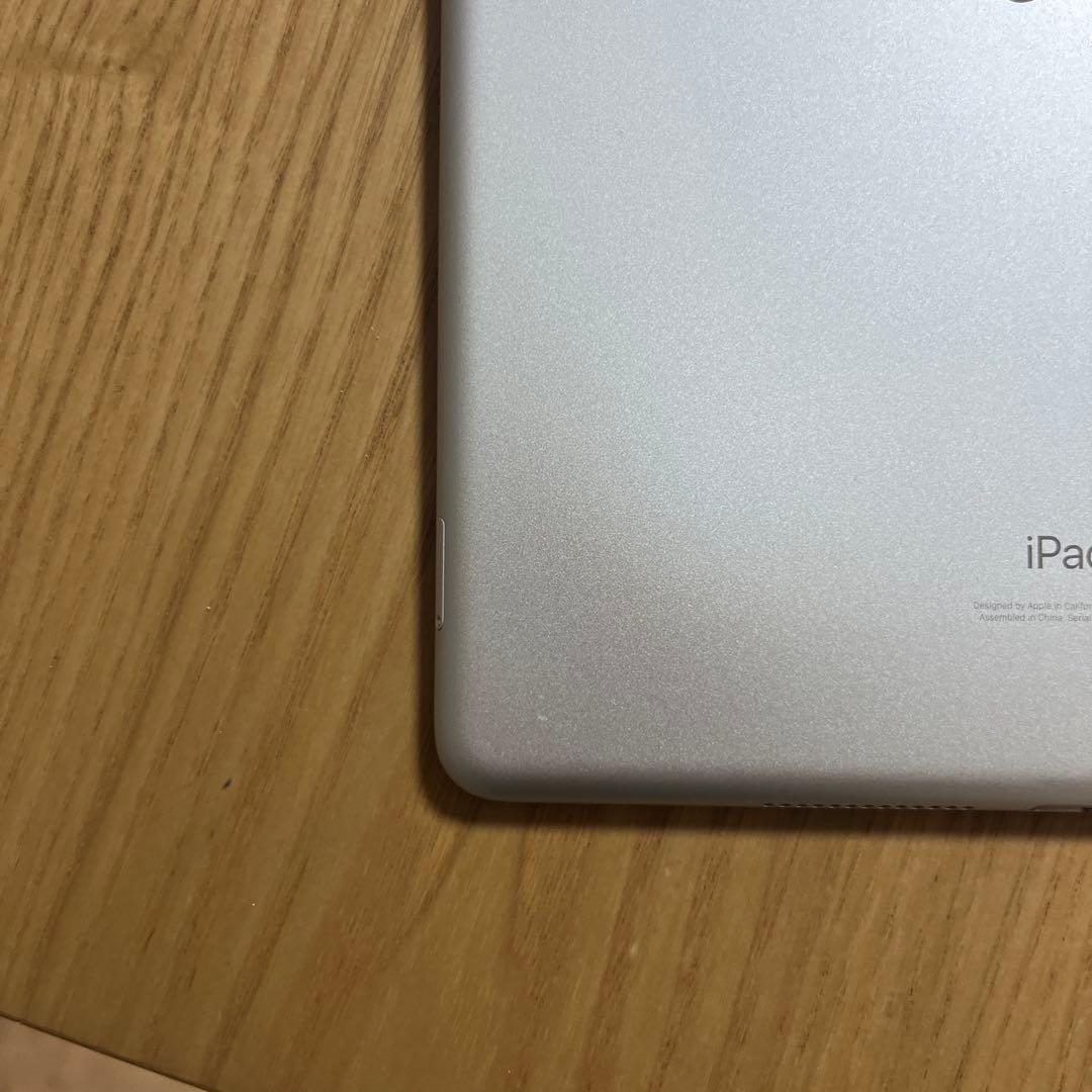 Apple iPad 第8世代　シルバー 本体