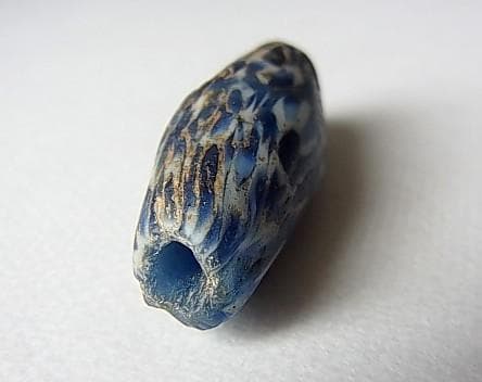 ★X2702★古代とんぼ玉 (A08) モザイク　白青　ガラスビーズ　紡錘形